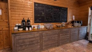 un mostrador de restaurante con pizarra en la pared en Volcano Huts Þórsmörk, en Thórsmörk