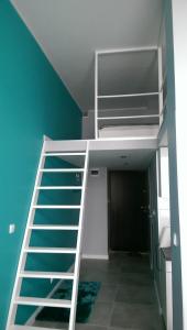 Cette chambre comprend une mezzanine avec un escalier. dans l'établissement Tiffany Apartament, à Łódź