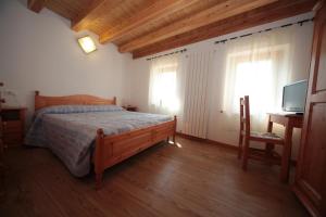 سرير أو أسرّة في غرفة في Albergo Diffuso Valcellina e Val Vajont in Erto