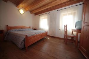 سرير أو أسرّة في غرفة في Albergo Diffuso Valcellina e Val Vajont in Erto