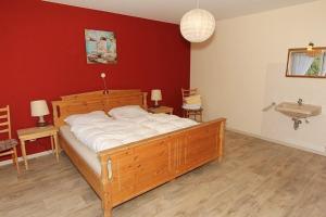sypialnia z dużym łóżkiem i umywalką w obiekcie Ferienhaus Raue w mieście Sulzbach