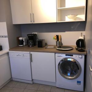 a kitchen with a washing machine and a counter at La maison de Julie Albert in Albert