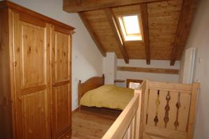 سرير أو أسرّة في غرفة في Albergo Diffuso Valcellina e Val Vajont in Erto