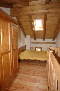 سرير أو أسرّة في غرفة في Albergo Diffuso Valcellina e Val Vajont in Erto
