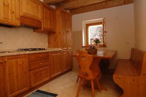 مطبخ أو مطبخ صغير في Albergo Diffuso Valcellina e Val Vajont in Erto