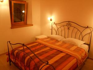 سرير أو أسرّة في غرفة في Albergo Diffuso Valcellina e Val Vajont in Erto