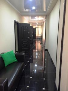 un corridoio con divano e un corridoio con porte nere di Амир a Gagra