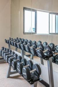 Fitness centrum a/nebo fitness zařízení v ubytování Loumage S Suites and Spa