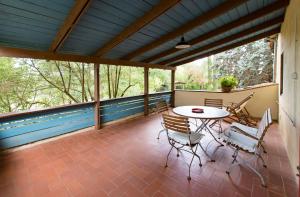 a screened in porch with a table and chairs at Agriturismo Albergotti in Arezzo