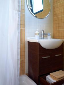 Phòng tắm tại Aeolis Apartments & Studios