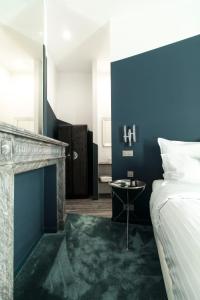 um quarto com uma cama e uma mesa ao lado de uma lareira em Wok Rooms em Bruxelas