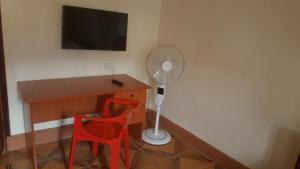 TV a/nebo společenská místnost v ubytování Lucia Villas Mbale
