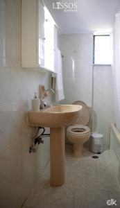 A bathroom at Chania Lissosaparments