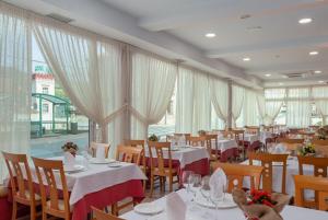 מסעדה או מקום אחר לאכול בו ב-Hotel La Terraza De Puente Viesgo