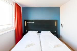 Ein Bett oder Betten in einem Zimmer der Unterkunft a&o Prague Rhea