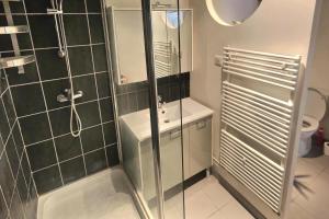 a bathroom with a shower and a sink at Le Grandthille in Chalons en Champagne