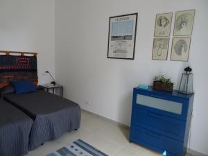 een slaapkamer met een bed en een blauwe dressoir bij Casa Paloma Charme in Palermo