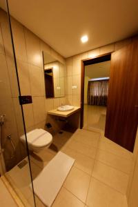 Kylpyhuone majoituspaikassa Rathna Residency