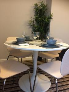 Um restaurante ou outro lugar para comer em TW4 Apartments – Hounslow