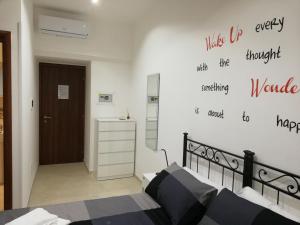 A bed or beds in a room at ImeraRooms