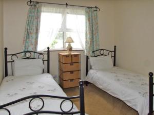 a bedroom with two twin beds and a window at 4 Bell Heights Apartments in Kenmare