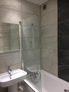 Bathroom sa TW4 Apartments – Hounslow