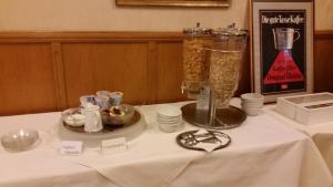 凯沃拉尔Hotel Goldener Löwe的餐桌,配上搅拌机和一碗食物