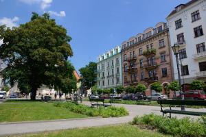 park z ławkami i budynkami w mieście w obiekcie Matejko Hotel w Krakowie