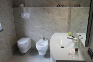A bathroom at casa stefania