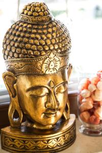 eine goldene Vase auf einem Tisch in der Unterkunft Qi Gong Haus in Roßdorf + 31 Fotos