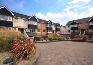 a row of apartment buildings with a courtyard at Kings Court Holiday Apartments in Tralee