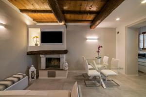 TV a/nebo společenská místnost v ubytování Rocca Palazzaccio