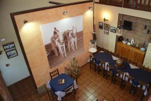مطعم أو مكان آخر لتناول الطعام في Hotel Rural Casa El Cura