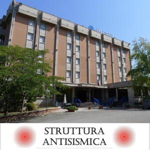 zdjęcie budynku ze słowami "antygua antropologia" w obiekcie Hotel Grassetti w mieście Corridonia