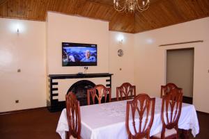 Televisi dan/atau pusat hiburan di Royal Guest House