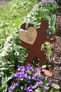 znak w ogrodzie z fioletowymi kwiatami w obiekcie Haus Angerbichl w mieście Ramsau