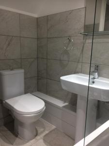 Bilik mandi di TW4 Apartments – Hounslow