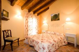 A bed or beds in a room at Hotel Rural El Pilaret
