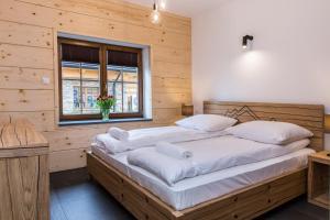 Postel nebo postele na pokoji v ubytování udanypobyt Apartamenty Czorsztyn Panorama