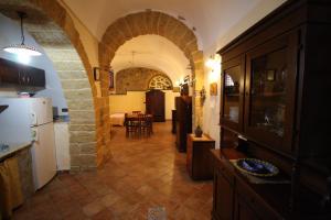 una cocina y comedor con un arco en una casa en Casa Porto Salvo, en Cefalú