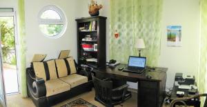 un ufficio con scrivania, sedia e computer portatile di Villa Yukka a Utjeha Altre 32 foto