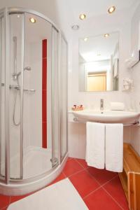 un baño con ducha y lavabo en Erlebnisgut & Reiterhof Oberhabach, en Kirchdorf in Tirol