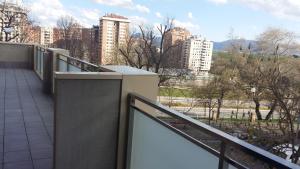 balcón con vistas a la ciudad en Acà Y Allà Apartamento Alfonso El Batallador, en Pamplona