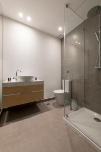 een badkamer met een wastafel, een toilet en een douche bij Lisbon Domus 74 by amcf in Lissabon