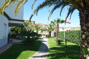 Κήπος έξω από το Hotel Toscano