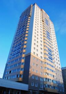 ノヴォシビルスクにあるАпартаменты FLANSK, напротив NIITO, рядом Mariot Hotel, от 1900рの窓が多い高層ビル