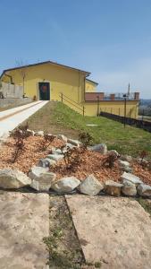 ein Haufen Steine vor einem Gebäude in der Unterkunft B&B Corte Galo in Tregnago