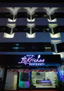 乌杜皮司隶克里纳公寓酒店的酒店建筑侧面有招牌