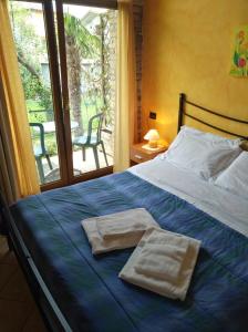 - un lit avec 2 serviettes assises au-dessus dans l'établissement B&B Il Rondò, à Sirmione 11 autres photos