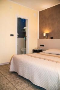 Łóżko lub łóżka w pokoju w obiekcie Hotel Regina